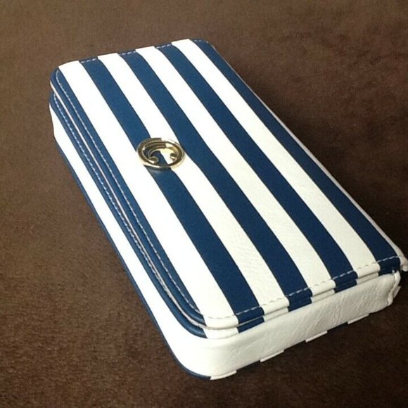 brand new NAVY & WHITE Charming Charlie Wristlet Wallet w/ Magnetic Kissing Lock - Picture 2 of 7